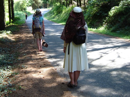 Marche et danse, Tro Breizh, 2004, Photo Younes Rahmoun, Fonds d'archives Christine Quoiraud, médiathèque du CND.